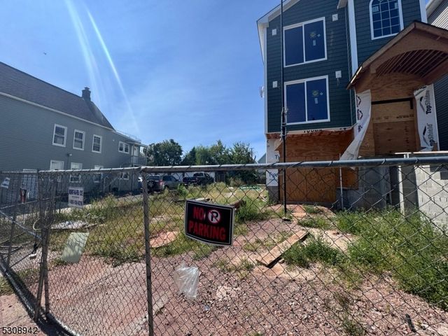 160 Smith St, Elizabeth City, NJ 07201