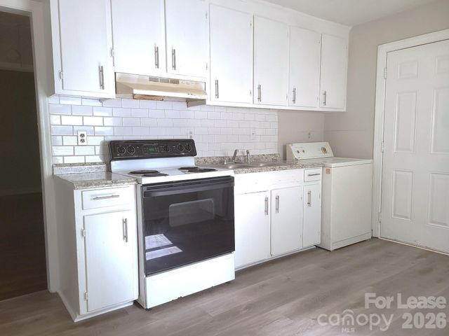 956 S Hoskins Road, Charlotte, NC 28208