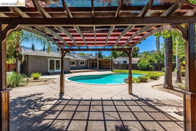 608 W Myrick Ct, Clayton, CA 94517