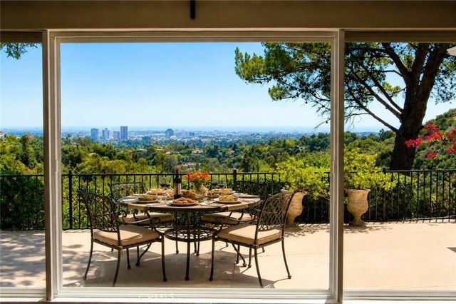 1005 Stradella, Los Angeles, CA 90077
