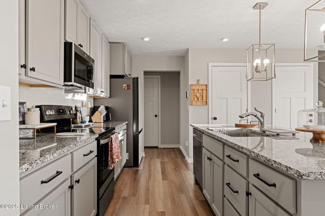 426 Birchwood Dr, Shepherdsville, KY 40165