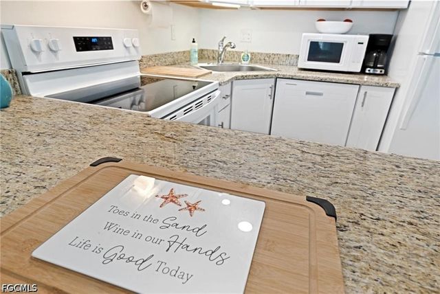 131 Eucalyptus CT, Fort Myers Beach, FL 33931