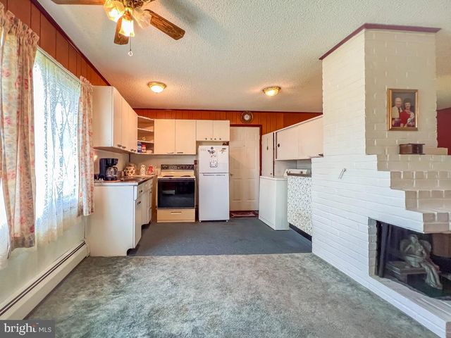 34 MISTLETOE LN, Levittown, PA 19054