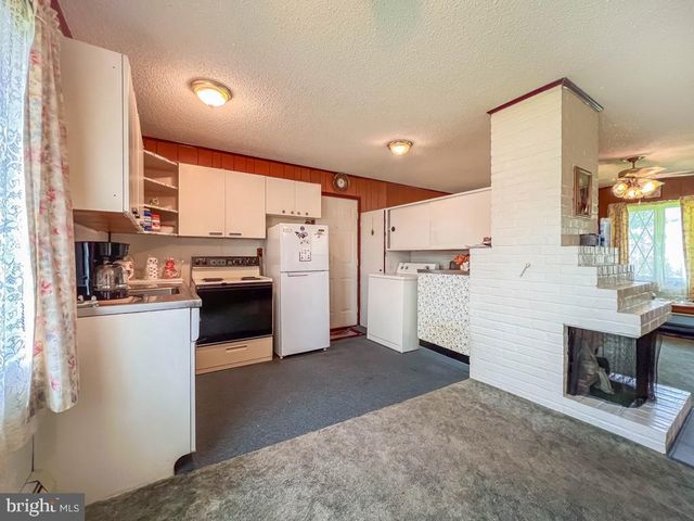 34 MISTLETOE LN, Levittown, PA 19054