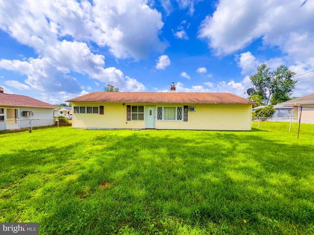 34 MISTLETOE LN, Levittown, PA 19054