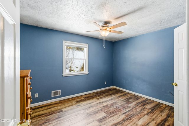 150 Downs Ln, Shepherdsville, KY 40165