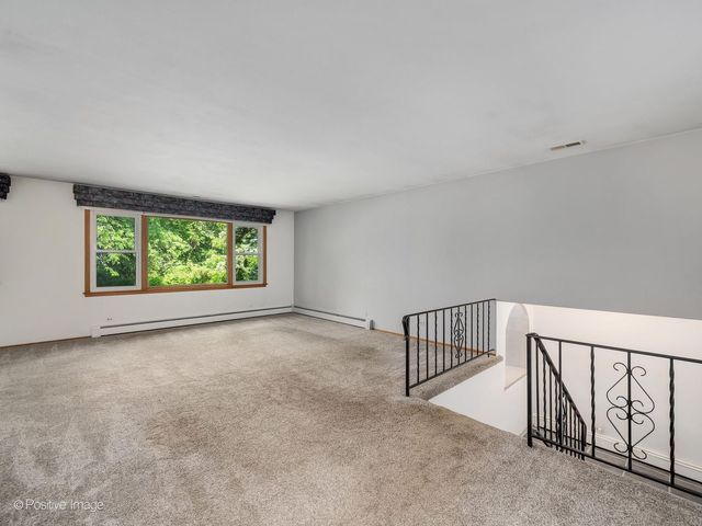 102 Hill Street, Roselle, IL 60172