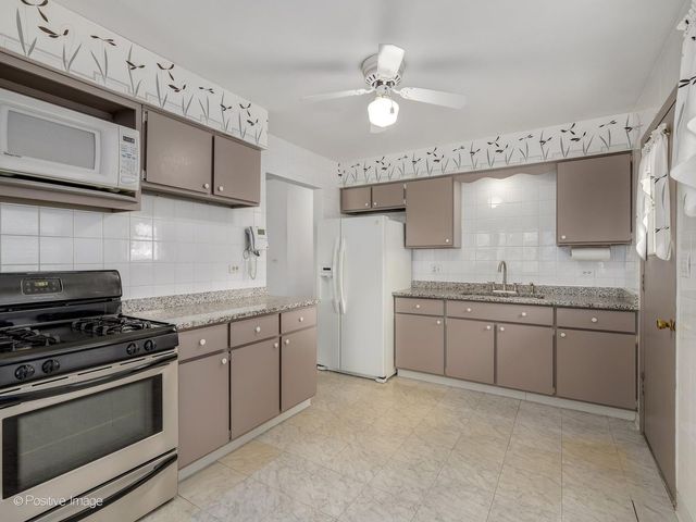 102 Hill Street, Roselle, IL 60172