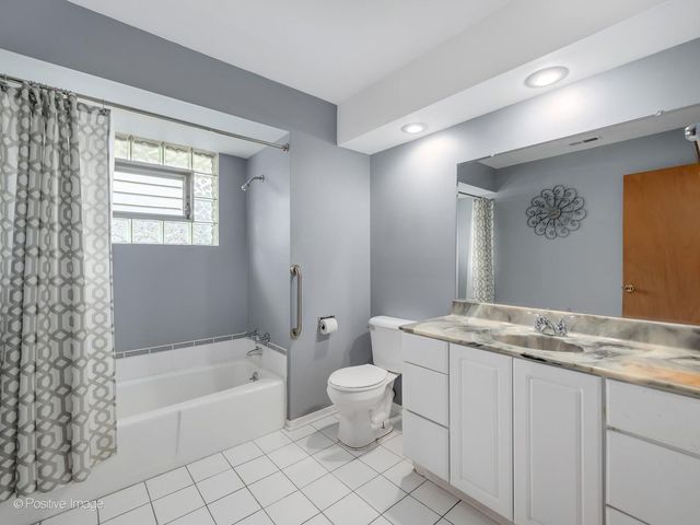 102 Hill Street, Roselle, IL 60172