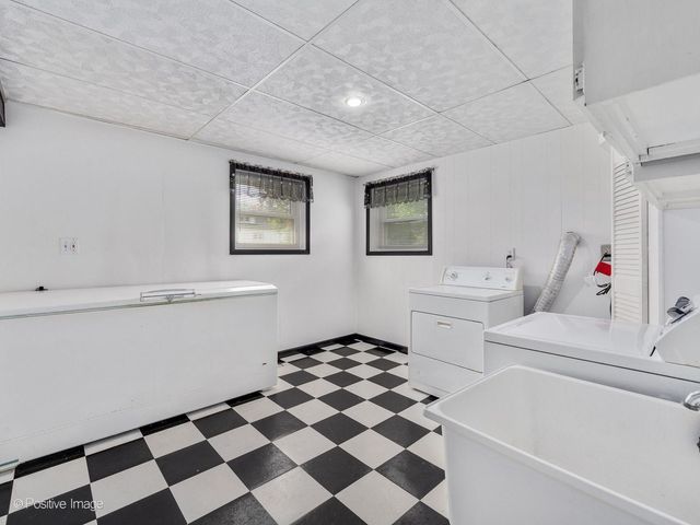 102 Hill Street, Roselle, IL 60172