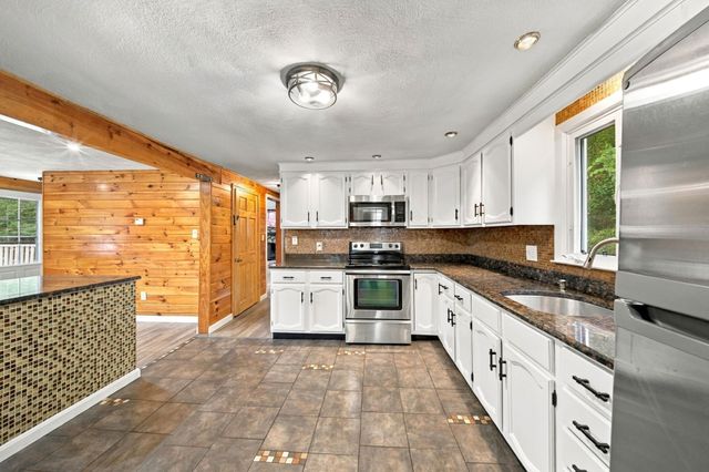 51 Queensland Rd, Billerica, MA 01862