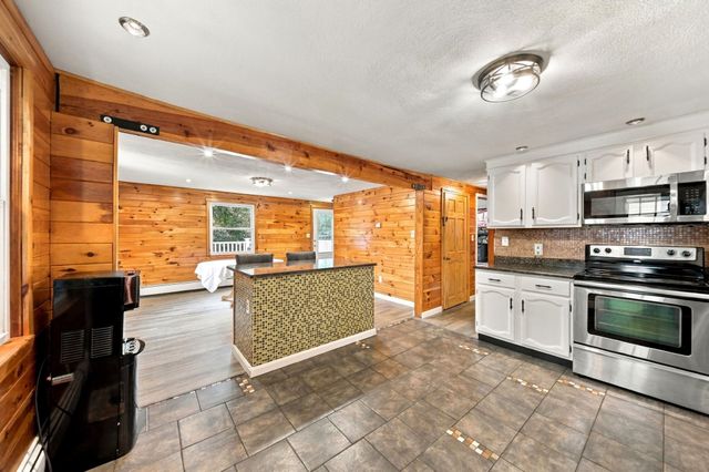 51 Queensland Rd, Billerica, MA 01862