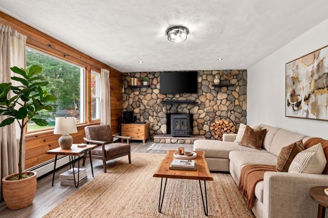 51 Queensland Rd, Billerica, MA 01862