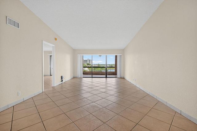 1030 Us Highway 1 413, North Palm Beach, FL 33408