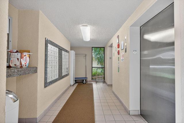 1030 Us Highway 1 413, North Palm Beach, FL 33408