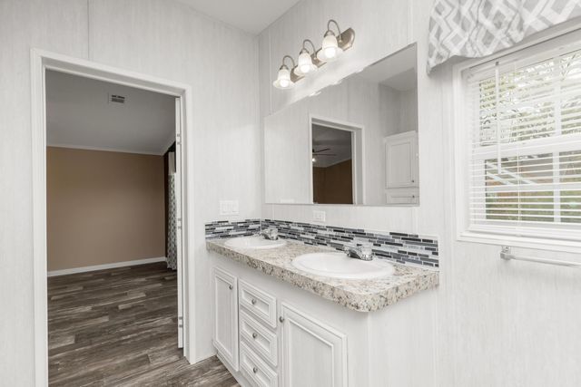 910 N Lloyd Street, Crestview, FL 32536