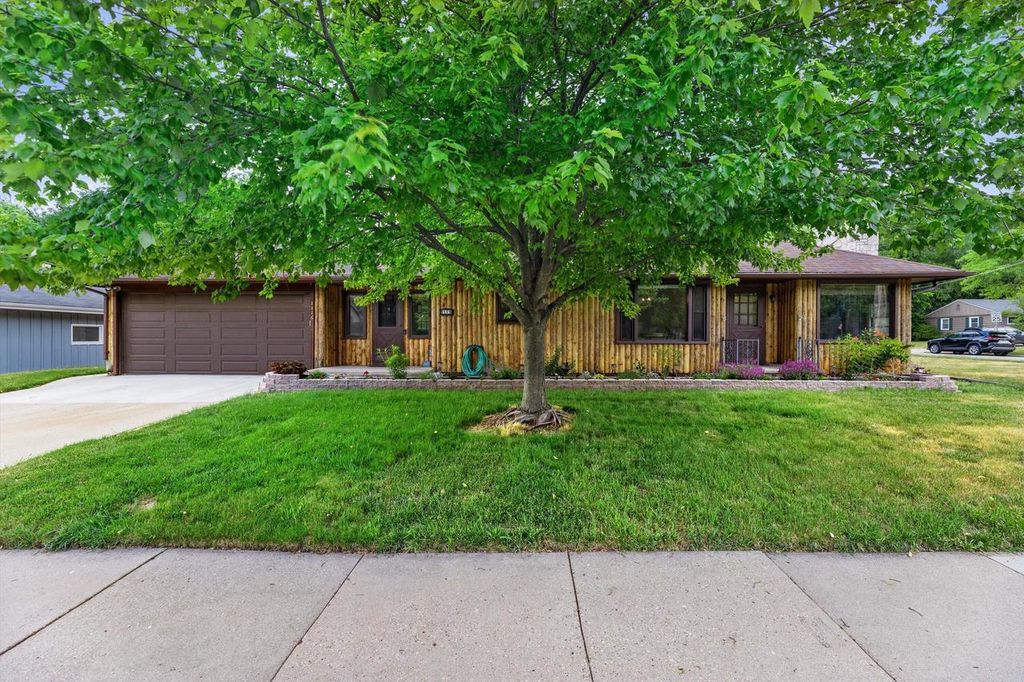 1116 E Racine AVENUE, Waukesha, WI 53186
