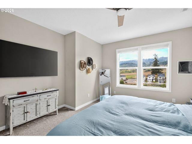 128 E TAYLOR Dr, Newberg, OR 97132