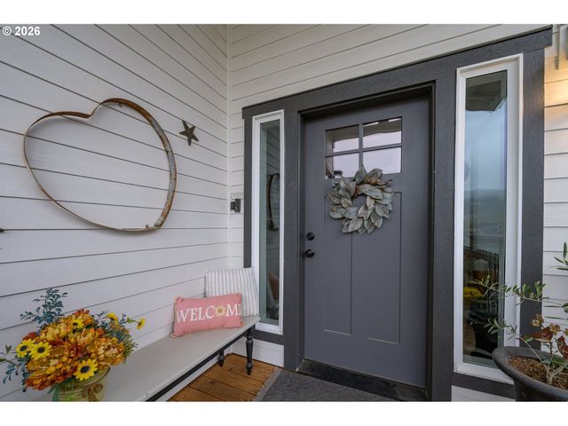 128 E TAYLOR Dr, Newberg, OR 97132