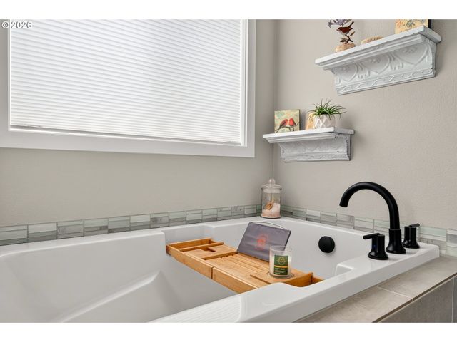 128 E TAYLOR Dr, Newberg, OR 97132