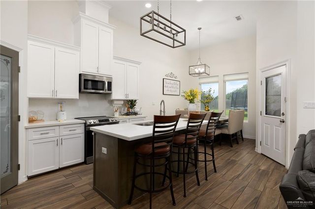 903 Thomas Lane, Alamo, TX 78516