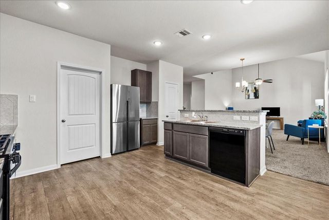 6738 Blimp Base Road, Hitchcock, TX 77563