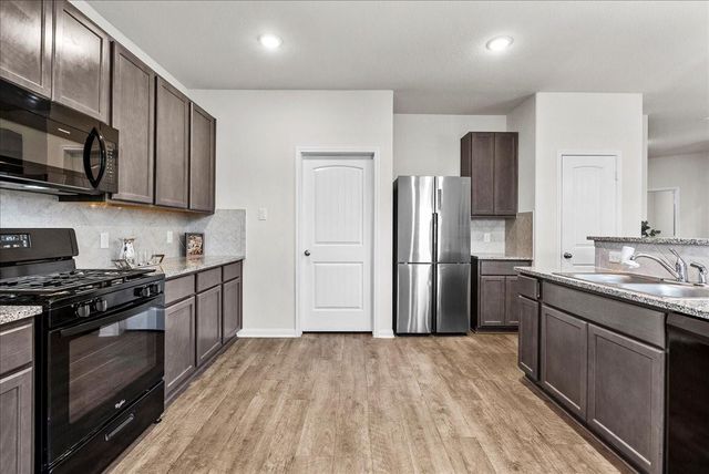 6738 Blimp Base Road, Hitchcock, TX 77563