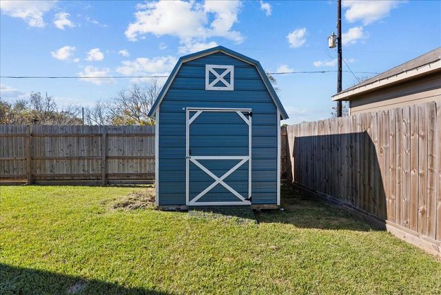 6738 Blimp Base Road, Hitchcock, TX 77563