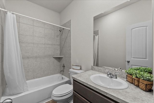 6738 Blimp Base Road, Hitchcock, TX 77563