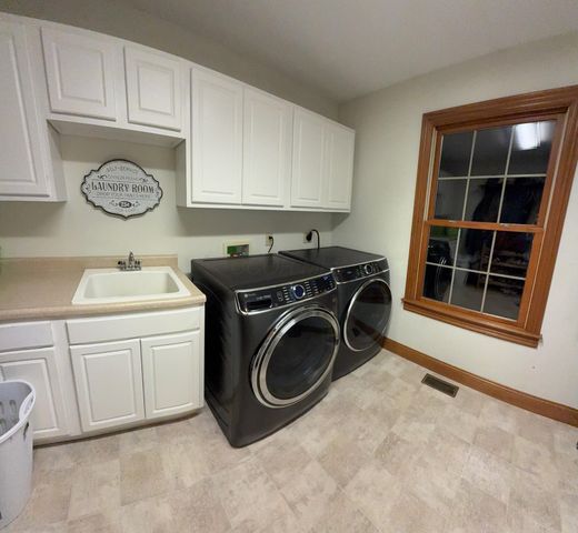 6421 Moorefield Road, Springfield, OH 45502