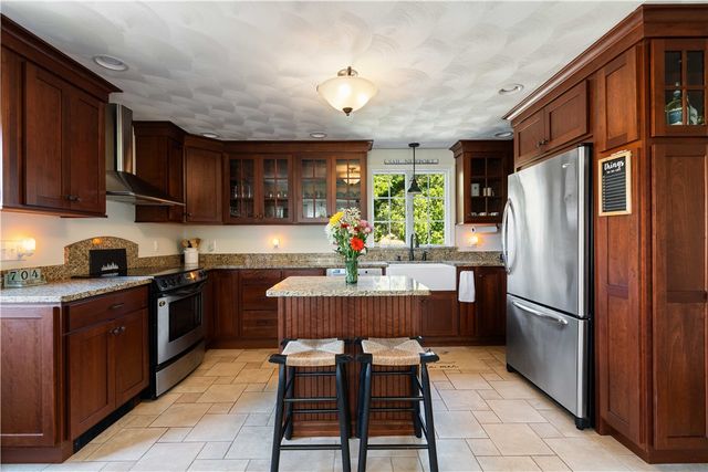 43 Academy Avenue, Bristol, RI 02809