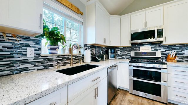 380 Irwin Ln, Santa Rosa, CA 95401