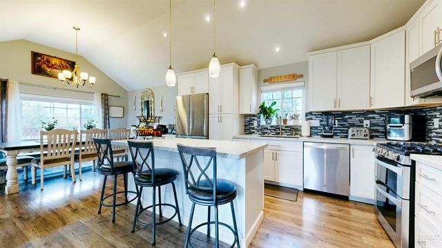 380 Irwin Ln, Santa Rosa, CA 95401