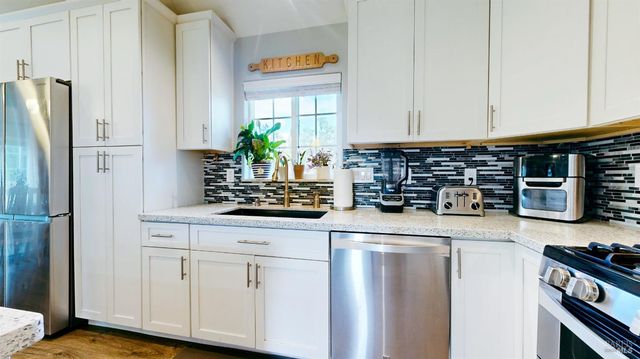 380 Irwin Ln, Santa Rosa, CA 95401