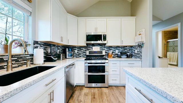 380 Irwin Ln, Santa Rosa, CA 95401