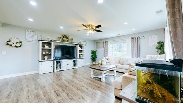 380 Irwin Ln, Santa Rosa, CA 95401