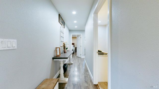 380 Irwin Ln, Santa Rosa, CA 95401