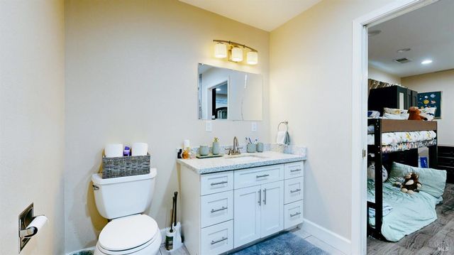 380 Irwin Ln, Santa Rosa, CA 95401