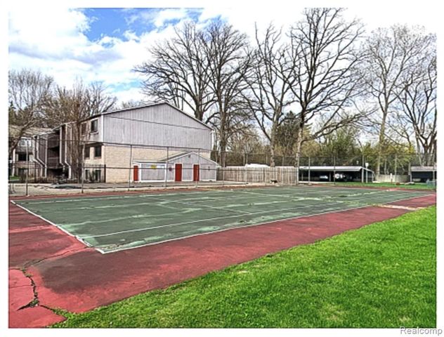 29860 W 12 Mile Road 604, Farmington Hills, MI 48334