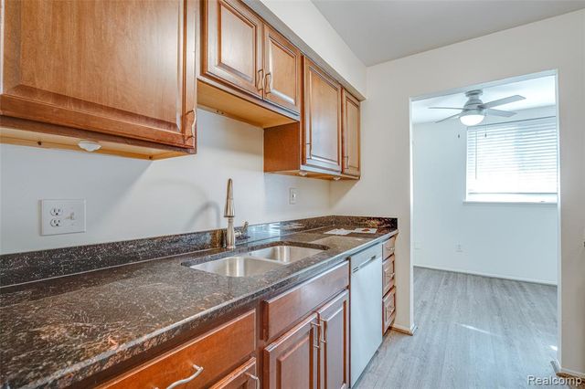 29860 W 12 Mile Road 604, Farmington Hills, MI 48334
