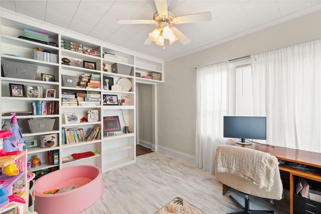 618 S 6th Avenue W, Newton, IA 50208