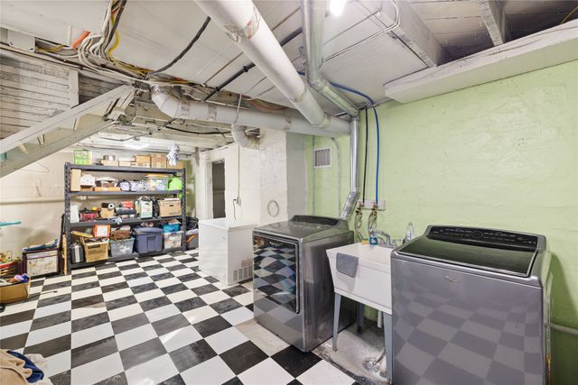 618 S 6th Avenue W, Newton, IA 50208