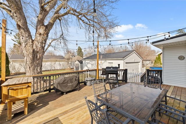 618 S 6th Avenue W, Newton, IA 50208