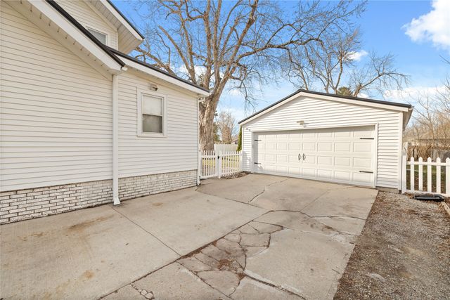 618 S 6th Avenue W, Newton, IA 50208