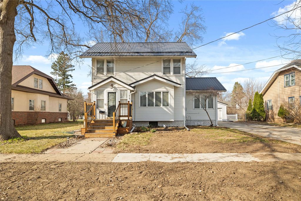618 S 6th Avenue W, Newton, IA 50208