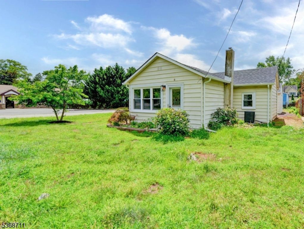 6 Main St, Helmetta Boro, NJ 08828