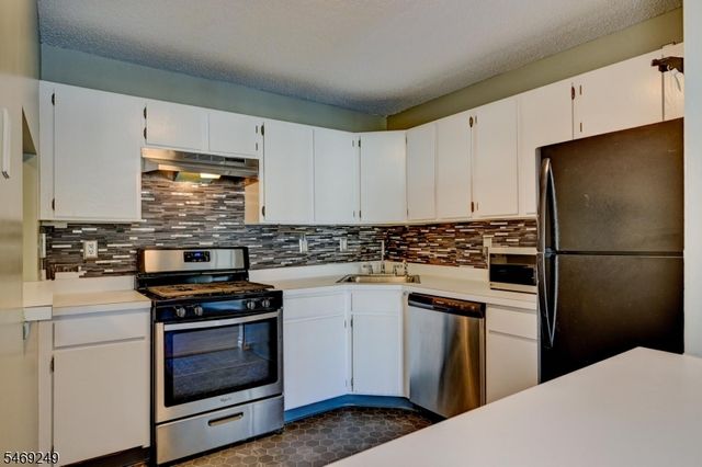 39 Lindsey Ct, Franklin Twp., NJ 08823