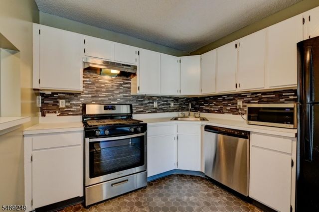 39 Lindsey Ct, Franklin Twp., NJ 08823