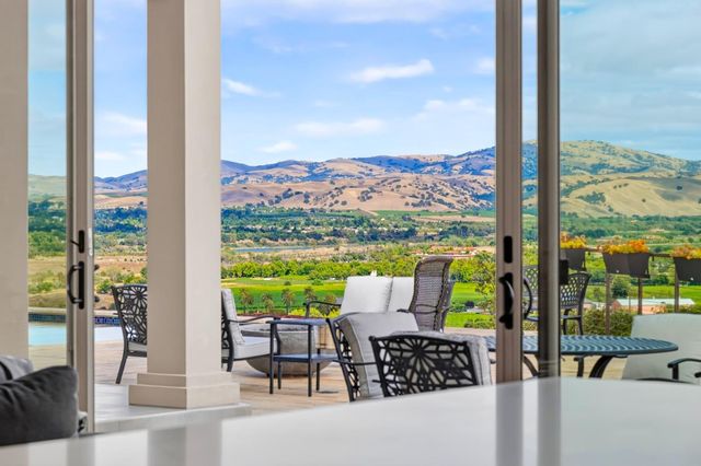 5 Winding Oaks Drive, Pleasanton, CA 94566