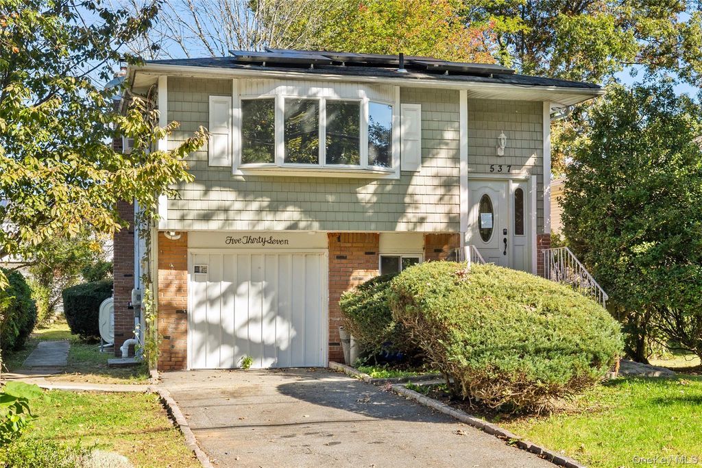 537 Lakeway Drive, North Babylon, NY 11704
